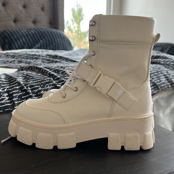 BRAND NEW FOREVER 21 WHITE COMBAT STYLISH BOOTS! - Picture 4 of 16